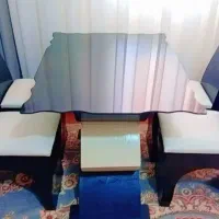 میز غذا خوری چوبی با نشیمنگاه چرم