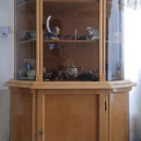 ویترین و کمد چوبی تمیز و سالم
