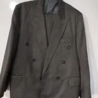 کت و شلوار طوسی در رنگ