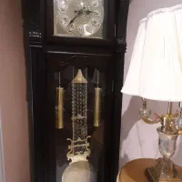 ساعت کنار سالنی چوبی