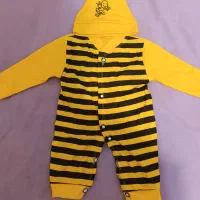 تعدادی لباس بچگانه نو