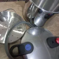 یه عدد زودپز کاملا نونو یه بار هم استفاده نشده.