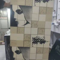 کاغذ دیواری رخ خانم  زمینه شطرنجی و روشن ۲۵تا