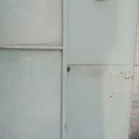 در حیاط سه لنگه