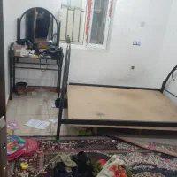 تخت خواب دو نفره با  میز آینه آرایشی شیک