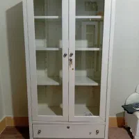 کمد فلزی شیشه ای دارای کشو