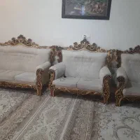 مبل کرم همراه با میز و دوتاعسلی