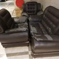 مبلمان چرم ۴ نفره چهارچوب قدیمی سالم نیاز به روکش