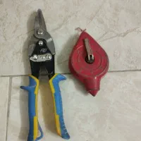 یک عدد قیچی ورق بر ویک عدد ریسمان رنگی اصلی