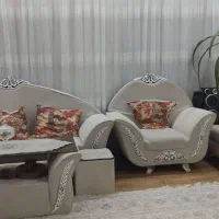 مبل ۱۰ نفره بسیار تمیز همراه با میز جلومبلی و کوسن