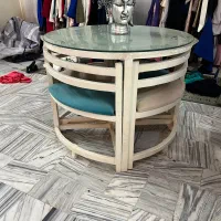 میز و صندلی و شیشه رو