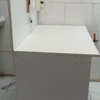 پیشخوان سفید و صندلی چرخدار