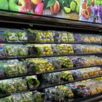 قفسه چین خانم در فروشگاه موادغذایی