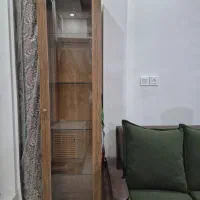 ویترین تک درب MDF با قفسه شیشه‌ای
