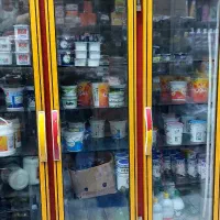 دوعدد یخچال دو و یک‌ونیم متری