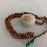 سنگ الماس وتسبیح چوبی