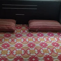 تخت دو نفره . سالم . همراه دو کفی چوبی سالم.  .