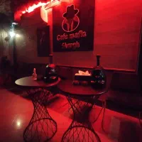 سه نفر ویتر و آشپز صندوقدار شیفت شب خانم یا آقا