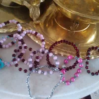 تعدادی دست بند دخترانه پسرانه