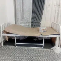 تخت بیمارستانی و یک عدد تشک مواج