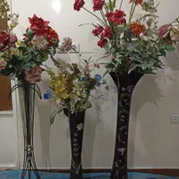 گلدان همراه با گل مصنوعی