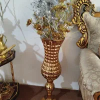 گلدان با گل تزئینی