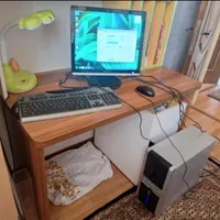 کامپیوتر رومیزی با مونیتور و کیبورت و اسپیکر