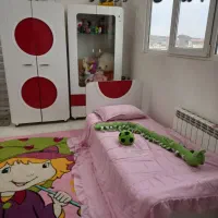 تخت خواب و ۲ کمد و فرش و سه چرخه