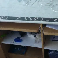 میز کامپیوتر همراه با شیشه