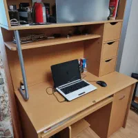 میز تحریر و کتابخانه