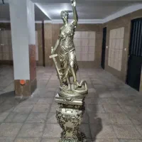 مجسمه عدالت همراه با پایه