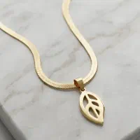 گردنبند‌ ماری با پلاک برگ زیبا