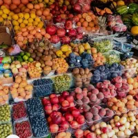نگهبان شب در میوه فروشی