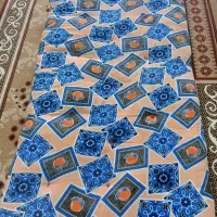 تعدادی تشک استفاده نشده با مقداری پارچه