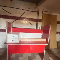 میز کار ۲ عدد و ویترین فروشگاهی یک عدد