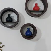 فانوس به همراه شمع ها ، شلف دیواری با گلدان|کتابخانه، شلف، قفسه‌های دیواری|نورآباد, |دیوار