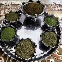 سبزی قرمه و معطر و رشته اش