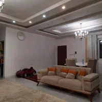 خانه پارکینگ ندارد اماجلوی خانه جای پارک هستش