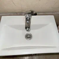 روشویی با شیر آب