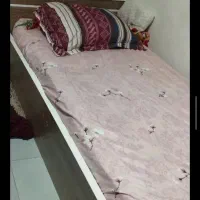 دو عدد تخت یکنفره با میز آینه و دراور و صندلی