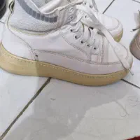 تعدادی کفش و بوت زنانه مردانه