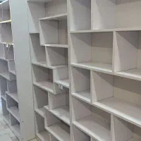 سه عدد قفسه سفید برای استفاده در کتابخانه و مغازه