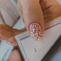خدمات کاشت ناخن