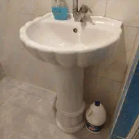 دوعدد روشویی سالم با شیر