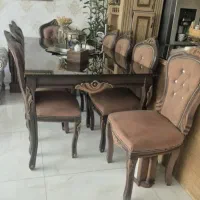 یک دست مبل ۸ نفره میز شیشه داره وکاملا سالم