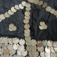 لباس قدیمی با سکه شاهی|کلکسیون اشیاء عتیقه|رشت, جانبازان|دیوار