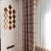 کنار پرده پانچ شده