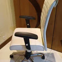 صندلی اداری بسیارسالم و شیک