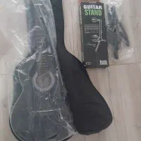 یک عدد گیتار همراه با کیف و پایه نگهدارنده