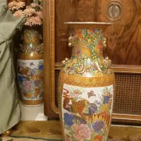 گلدان  چینی بزرگ کنار سالنی